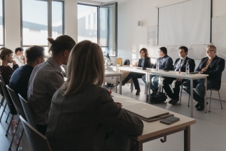 A Magyar Diplomáciai Akadémia "Külügyi Klubjának" vendégei a "Kína helye a világban" című panelbeszélgetés résztvevői voltak: