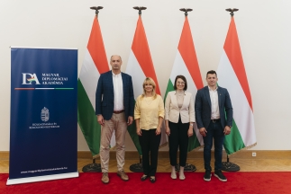 A Külgazdasági és Külügyminisztérium felügyelete alatt működő Magyar Diplomáciai Akadémia, stratégiai együttműködésben a Magyar Testnevelési és Sporttudományi Egyetemmel idén szeptemberben elindítja a Nemzetközi Sportvezetői Programot